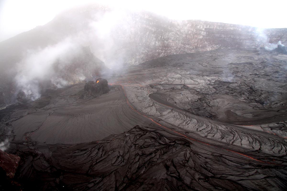 A channelized flow erupted from the vent on the floor of Pu‘u ‘Ō‘ō ...