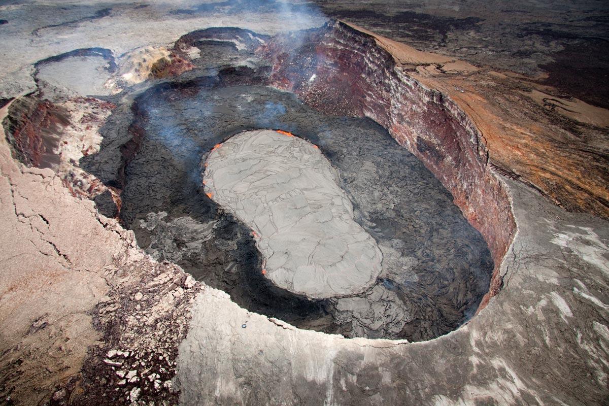 When viewed from a steeper angle (here looking west) the lava lake'...