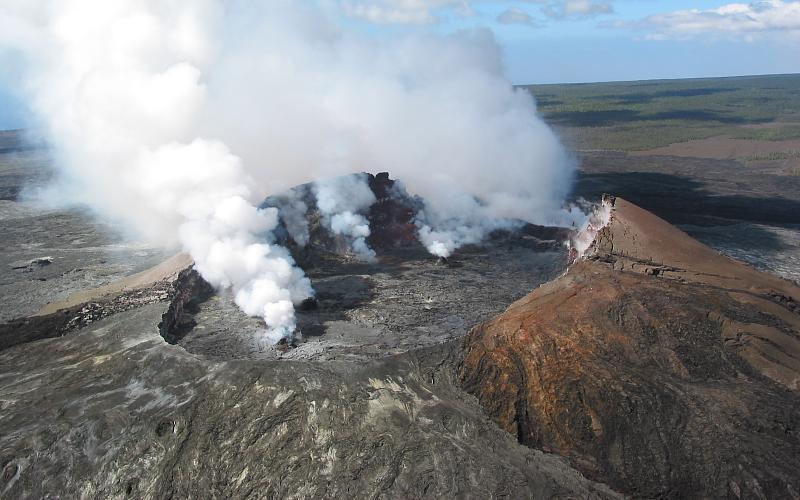 Pu‘u ‘Ō‘ō Cone, Kīlauea Volcano, Hawai‘i...