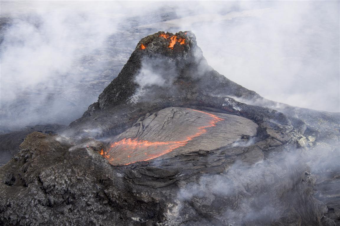 Spatter cone and small lava pond on Pu‘u ‘Ō‘ō's crater floor...