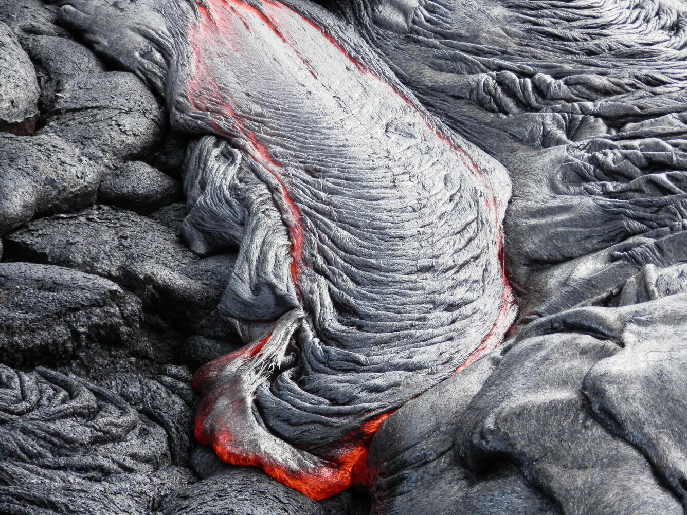 Active pāhoehoe breakouts are scattered across portions of the Kaha...