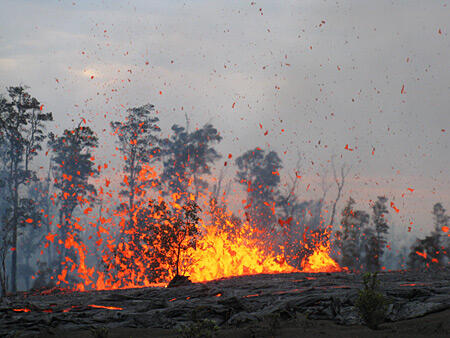 Fissure on Kīlauea's east rift zone continues to erupt...