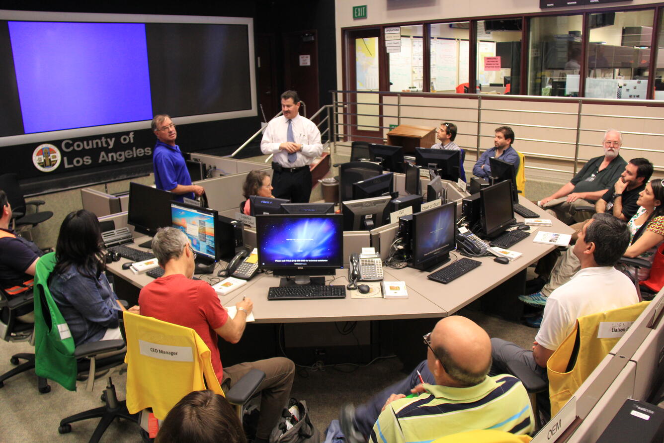 2015 Chile-US Bi-national Exchange participants work together on vo...