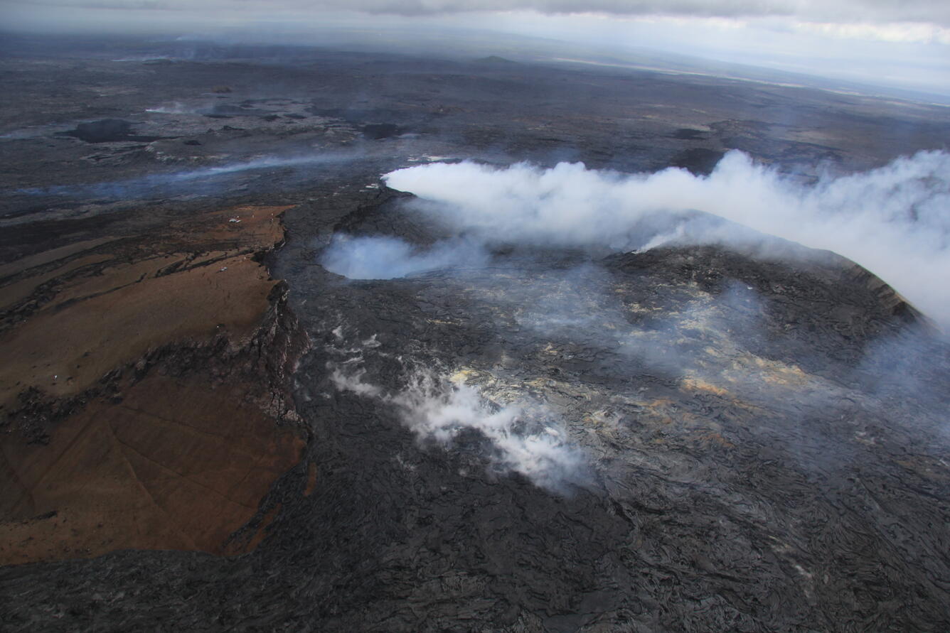 Pu‘u ‘Ō‘ō crater remains partly obscured by thick fume. The therma...