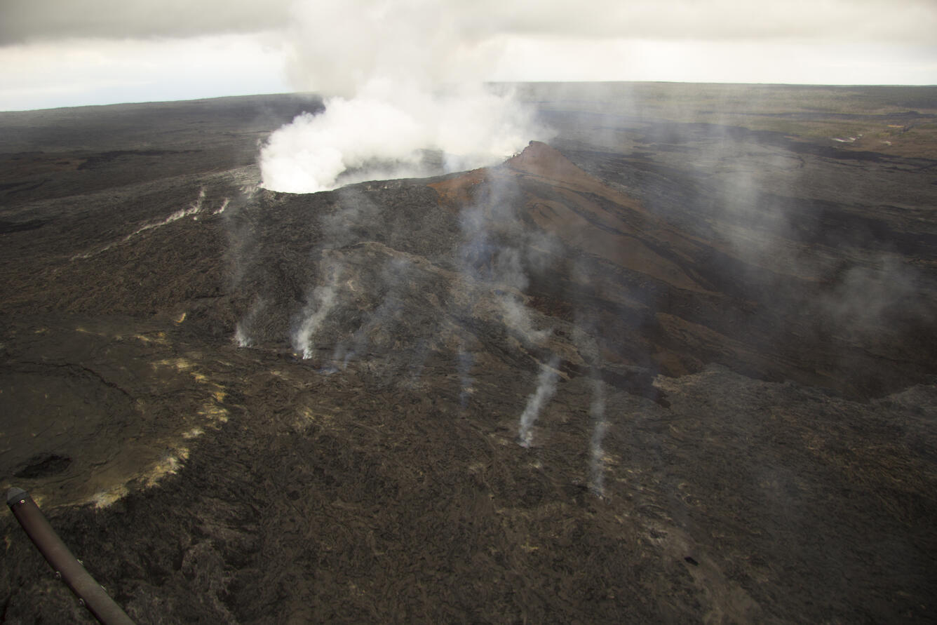 Pu‘u ‘Ō‘ō Crater remains filled with thick fume, and activity in th...