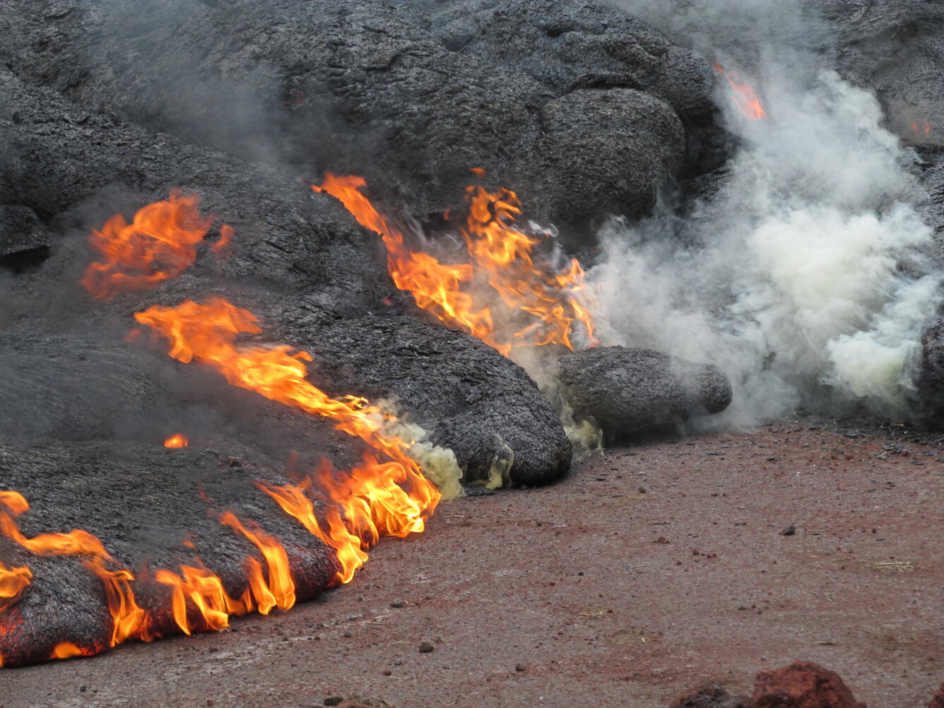 Active flows above and below Cemetery Road / AP‘A‘ā Street...