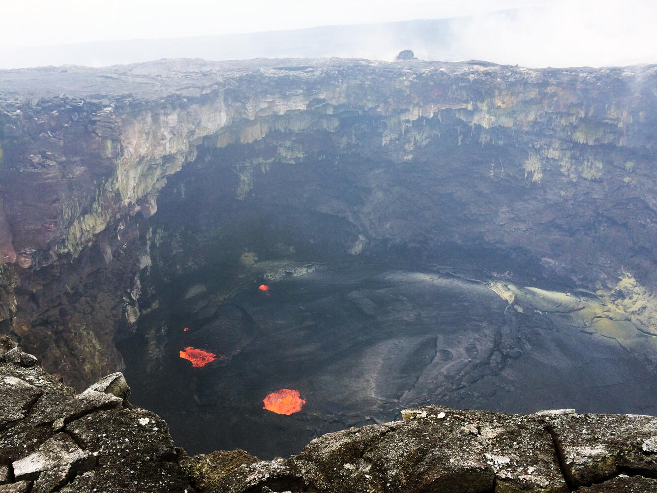 A lava pond has been active in the western portion of Pu‘u ‘Ō‘ō cra...