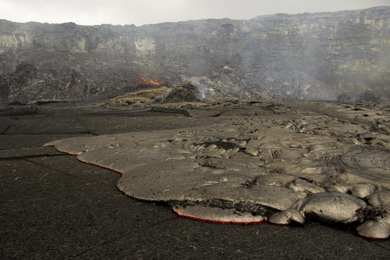 A closer look at the active flow in Pu‘u ‘Ō‘ō crater, with a small ...