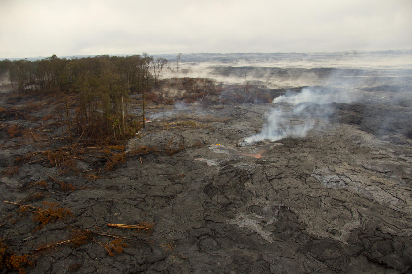 Scattered breakouts northeast of Pu‘u ‘Ō‘ō, no overall advancement...