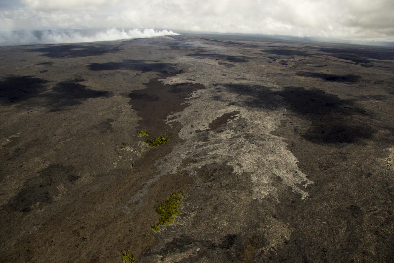 Pu‘u ‘Ō‘ō lava flow continues advancing downslope...