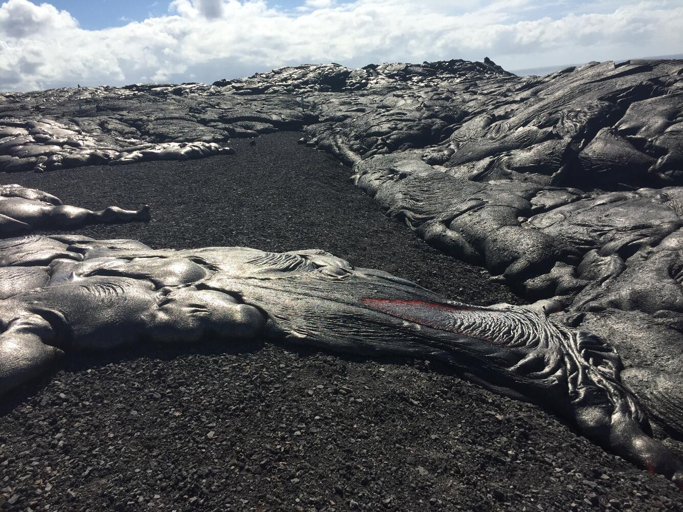 Kīlauea lava flow buries more of the road...