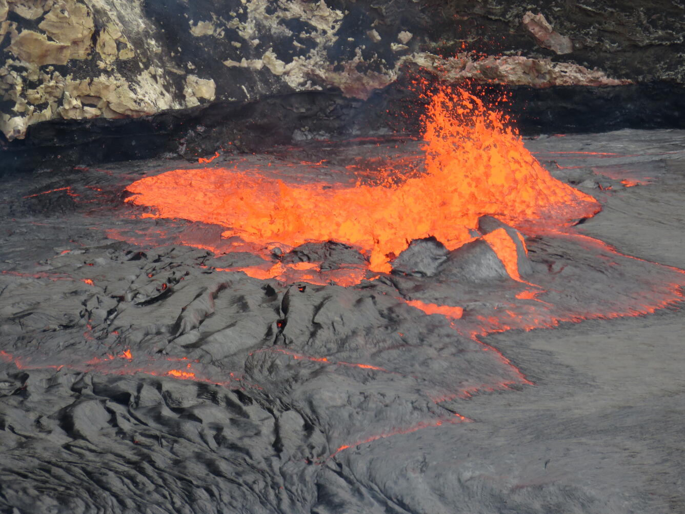 Zoomed in view of the spattering at the south edge of the lava lake...