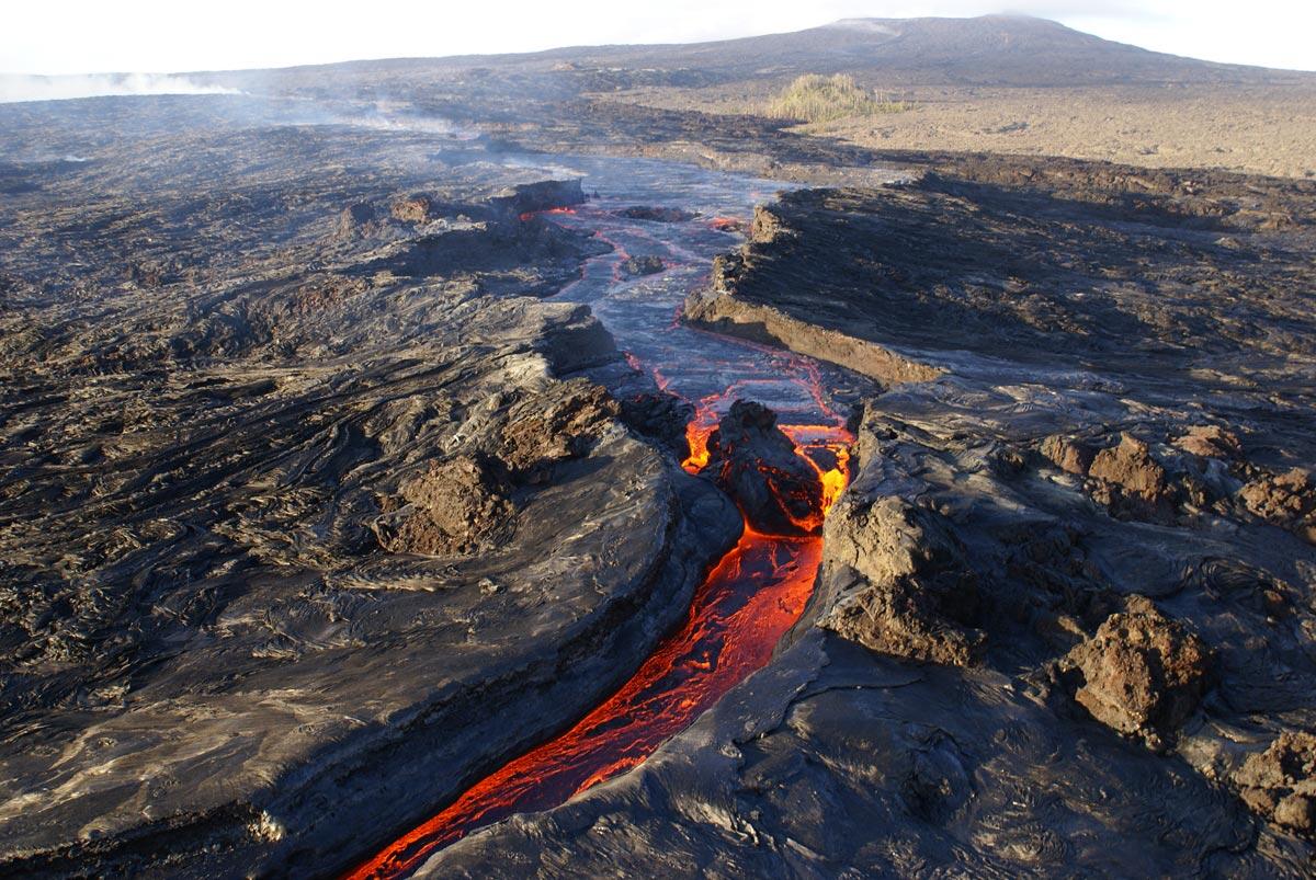 Lava cascades out of perched lava channel into lower channel, Pu‘u ...