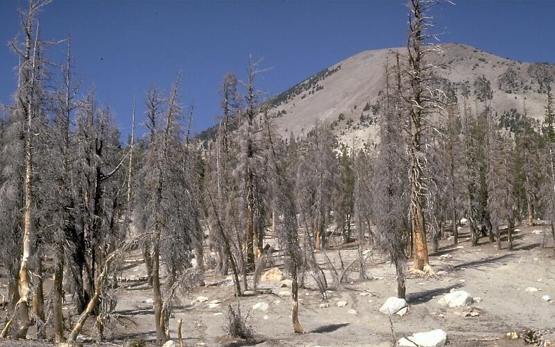 Don't daydream in low-lying places in Kīlauea caldera...