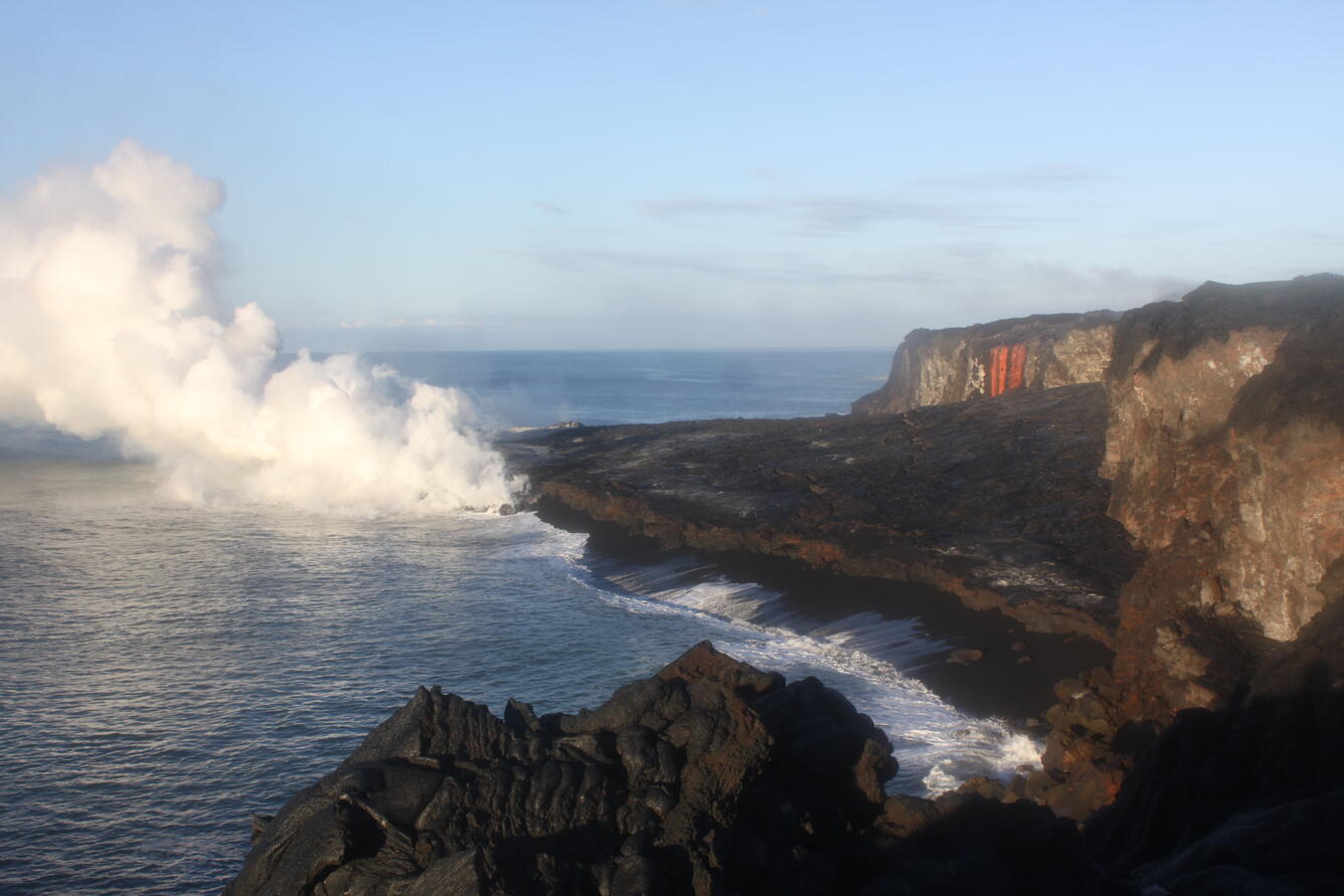 Short-lived lava falls at Kamokuna ocean entry...