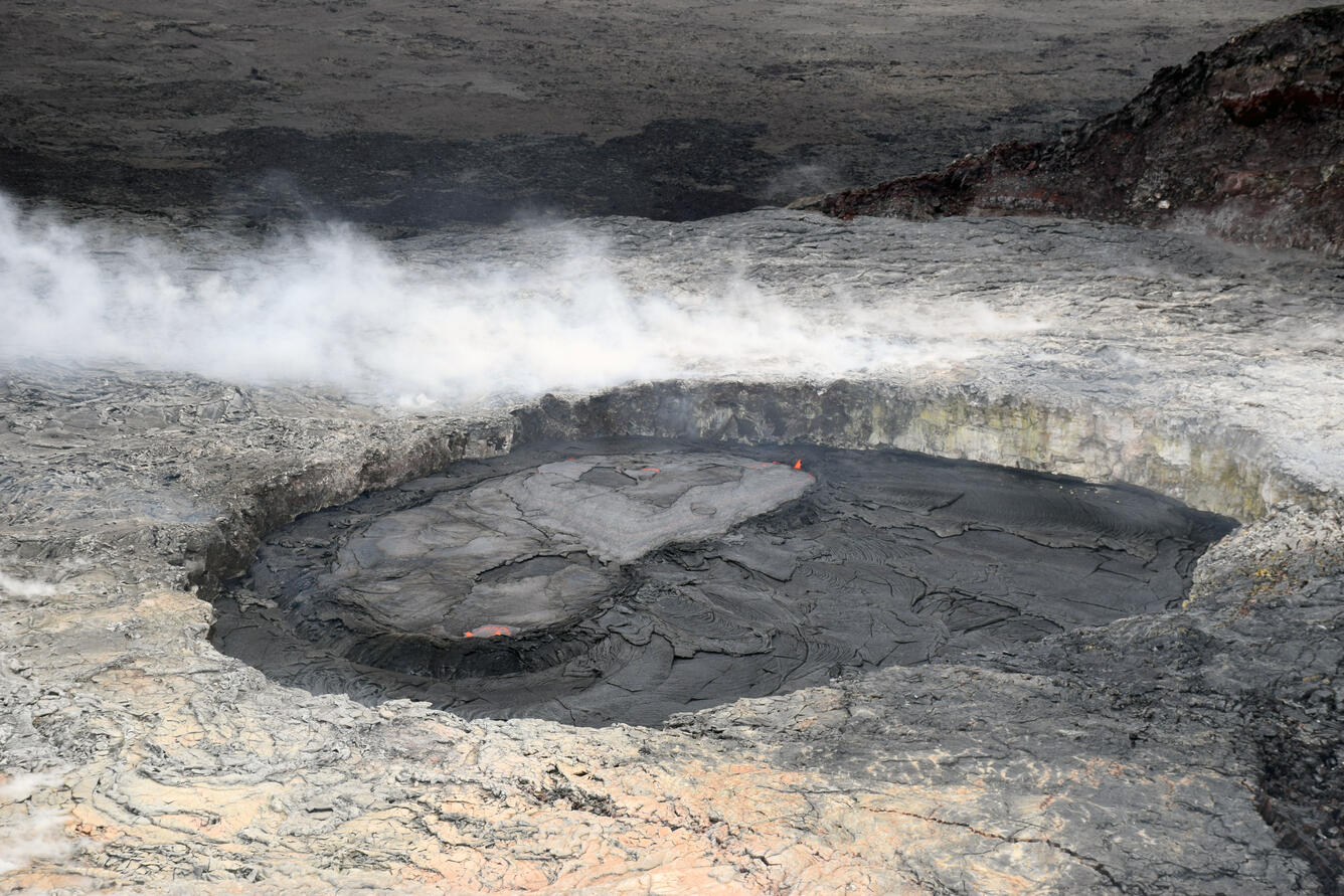 On Kīlauea Volcano's East Rift Zone, the perched lava pond in Pu‘u ...