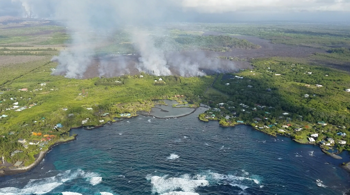 Fissure 8 flow front enters Kapoho...