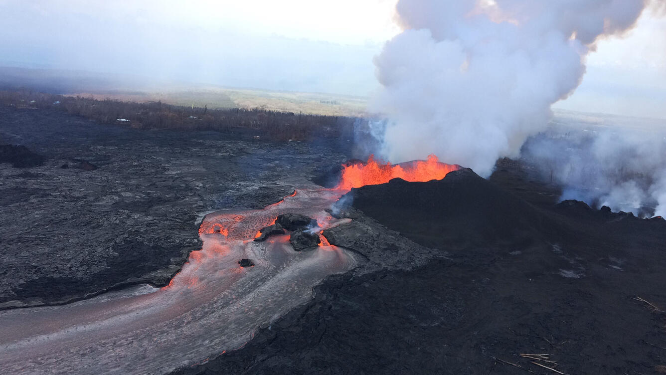 The three closely spaced lava fountains at fissure 8 reach maximum ...