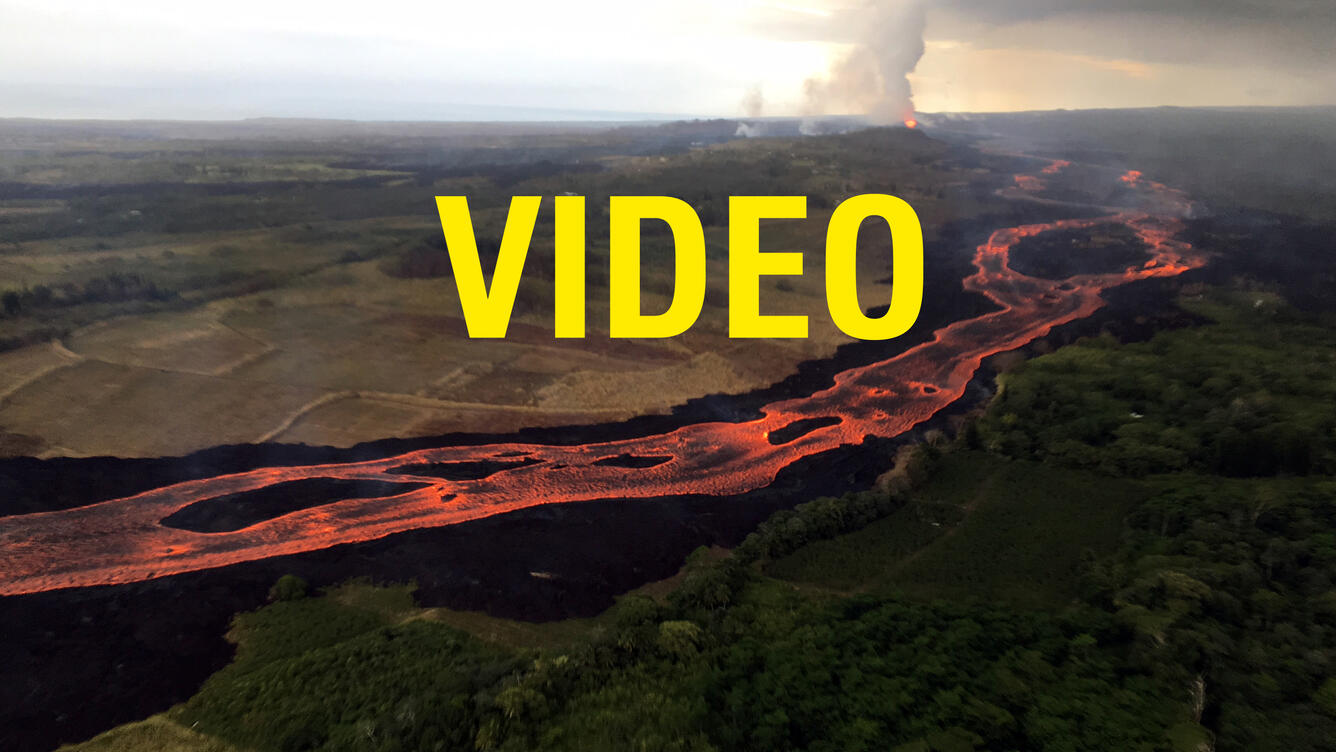 Fissure 8 flowing from vent to the sea...