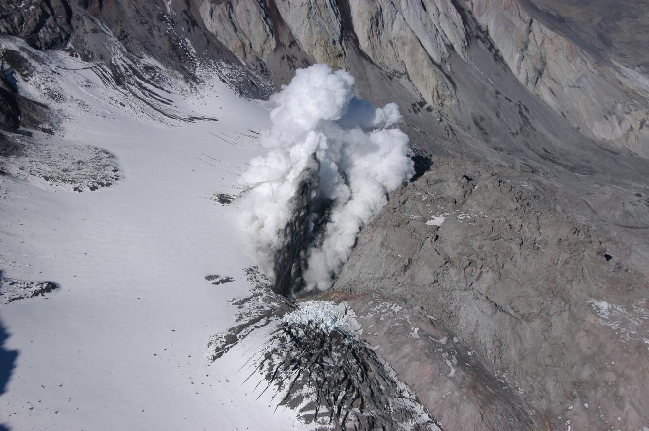 Plume/crater image of Mount St. Helens October 1, 2004 at 12:03:55 ...