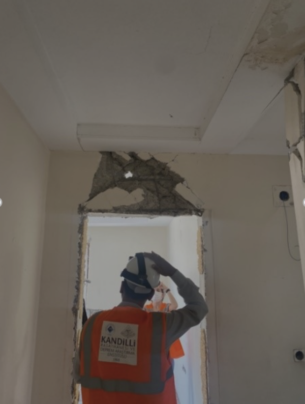 EDAT and local engineers investigate the damage to apartment buildings in Fevzipasa, Turkey.