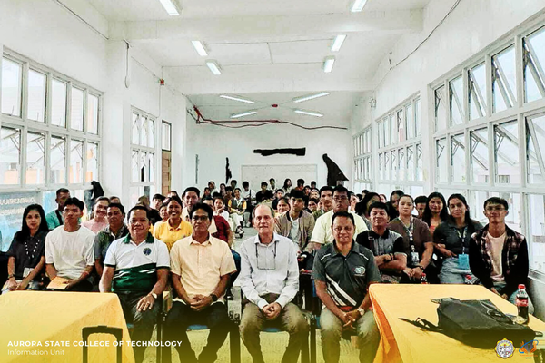 USGS Emeritus Research Geophysicist Guy Cochrane leads a seafloor mapping seminar