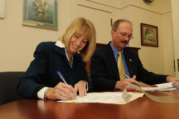 Image: USGS Director Marcia McNutt and FWS Service Director Sam Hamilton sign a strategic habitat conservation MOU
