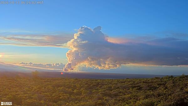 Color webcam image of eruptive plume