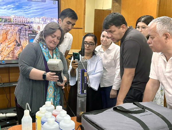USGS hydrologist demonstrates Water Quality calibration to Uzbek researchers and students