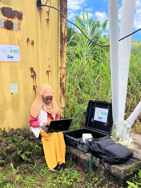 Downloading data from a seismic monitoring station established by the USGS in Comoros