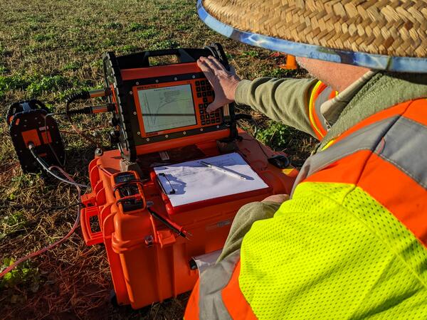The return signal from the electromagnetic pulse administered to the ground by the WalkTEM instrument is displayed on screen