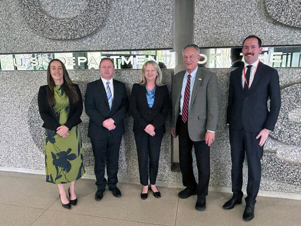 USGS Director meets with Geoscience Australia delegation