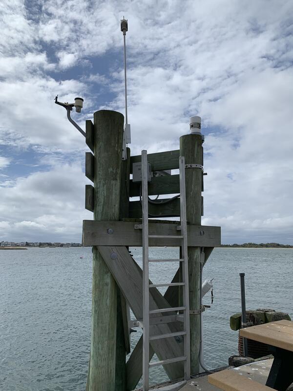 Heavy wooden tower built on strong pilons at the edge of the Bay