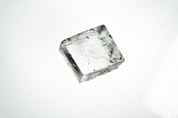 High-definition image showing transparent crystal structure.