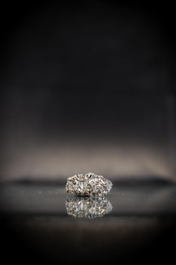  High-definition image showing metallic texture and silvery color.