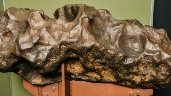 A 200-kilogram (440-pound) fragment of the Canyon Diablo meteorite that was found at Meteor Crater in Arizona