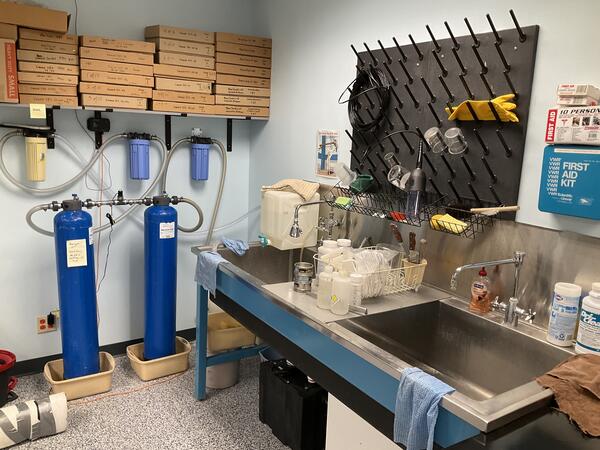 lab room with sinks and tanks 