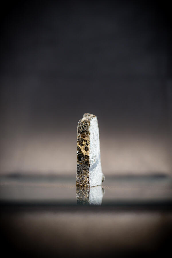 High-definition image of platinum-bearing chromite band in gabbro.