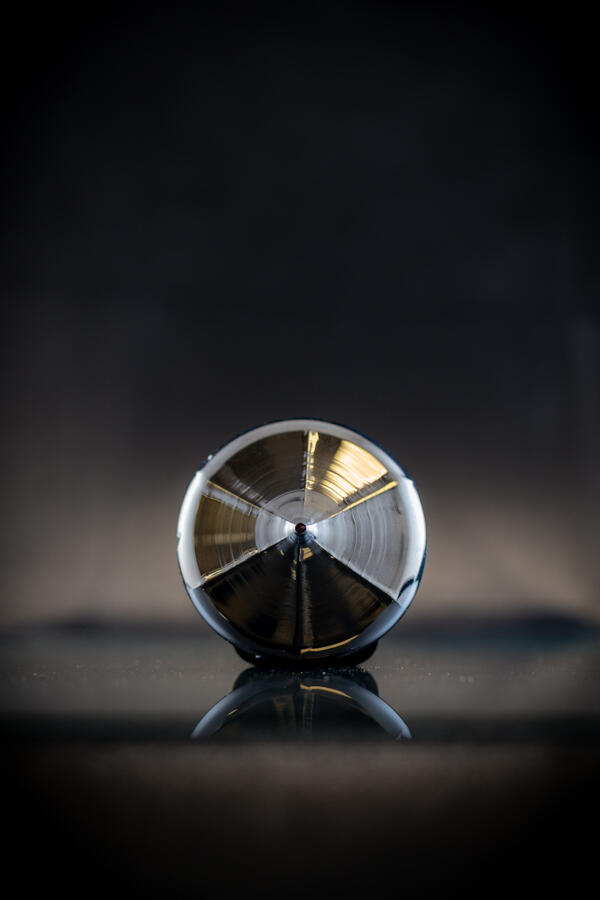 High-definition image of silicon specimen with smooth surface and silvery-gray color.