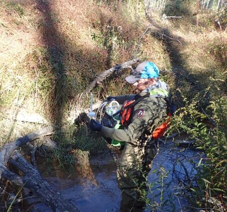 Postdoctoral Researcher Robert Paine collecting environmental DNA from Little Chucky Creek, Tennessee