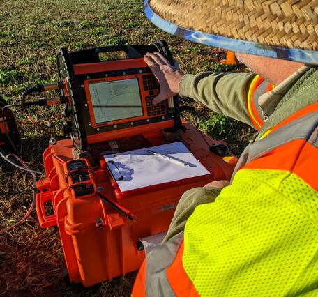 The return signal from the electromagnetic pulse administered to the ground by the WalkTEM instrument is displayed on screen