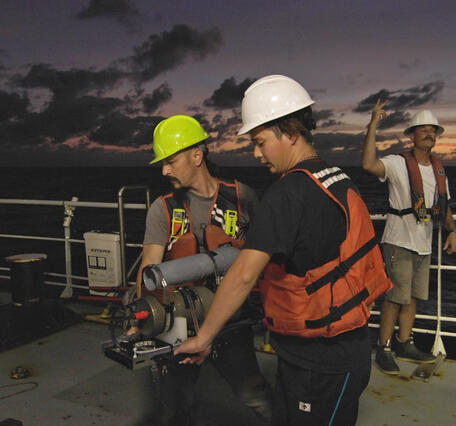Scientists recovering the shadowgraph camera during the Hawaii Abyssal Nodules Expedition
