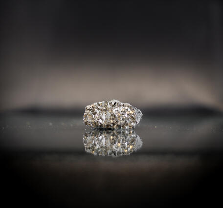  High-definition image showing metallic texture and silvery color.