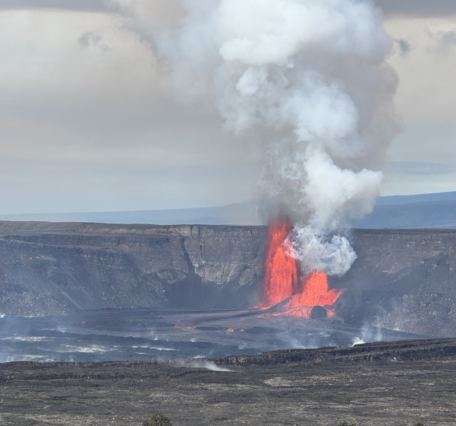 Lava fountaining at Kīlauea summit caldera