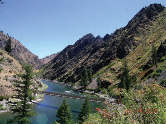 packbridge over river in mountains