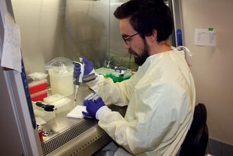 Photo of a LIDE scientist preparing a sample for qPCR analysis