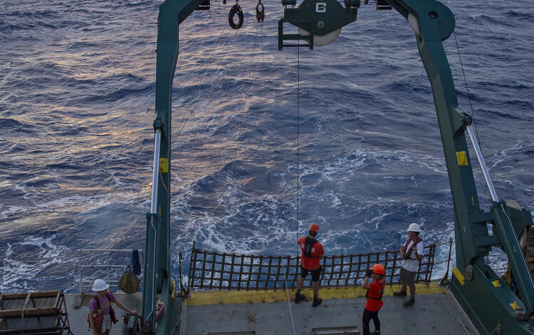 Image showing the back deck of the Kilo Moana during the Hawaii Abyssal Nodules Expedition