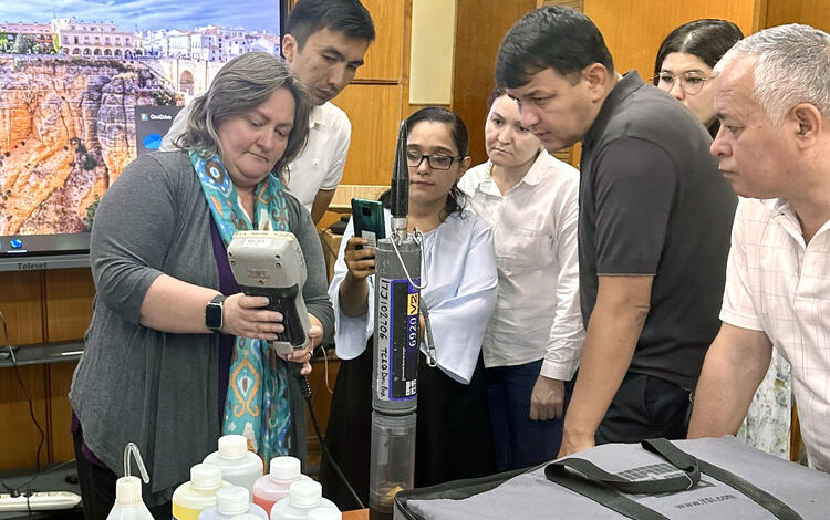 USGS hydrologist demonstrates Water Quality calibration to Uzbek researchers and students