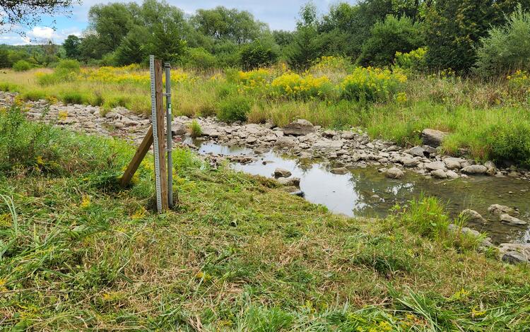 A USGS streamgage next to a dry riverbed.