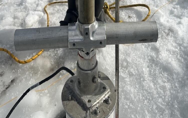 Shoeing the ice flow measuring post's calibrations next to a traditional depth rod